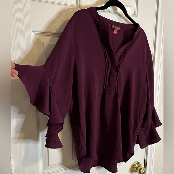 Vince Camuto Flutter Sleeve Top - Picture 2 of 5